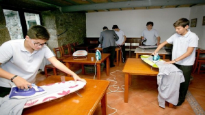 Μαθητές διδάσκονται <br> στο σχολείο... <br> δουλειές του σπιτιού!