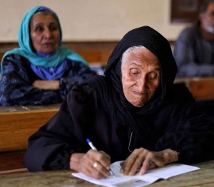 Η εκπληκτική Αιγύπτια <br> που πάει σχολείο πρώτη <br> φορά στα 87 της!