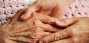 Πολίτης έδωσε σπίτι  στην 90χρονη που  της έκαναν έξωση