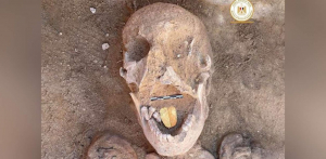 Ανακάλυψαν στην <br> Αίγυπτο μούμια θαμμένη <br> με χρυσή γλώσσα!