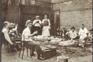 1920 Οι Έλληνες <br> σουβλίζουν οβελία <br> στο Σικάγο (εικόνα)