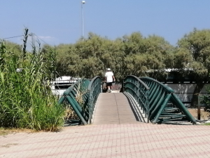 Στη γέφυρα του Πάρκου <br> Καραμανλή ο... Κώστας <br> Καραμανλής (εικόνα)