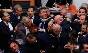 Έπαιξαν μπουνιές <br> μέσα στο Τουρκικό <br> κοινοβούλιο (βίντεο)