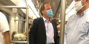 Ο Κ. Καραμανλής <br> με μάσκα στο <br> μετρό (εικόνα)