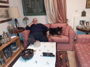 Μένει σπίτι με το <br> σκυλάκι στον καναπέ <br> ο Μάκης Βουδούρης