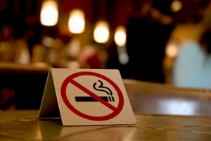 Σχεδόν 8 στα 10 <br> μαγαζιά τηρούν τον <br> αντικαπνιστικό νόμο