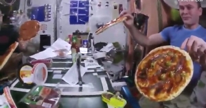 Αστροναύτες και <br> πίτσα πάρτι <br> στο διάστημα! (εικόνα)