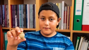 8χρονος Ισραηλινός <br> βρήκε ειδώλιο <br> 11.000 ετών!