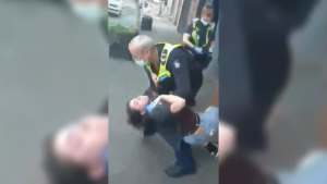 Αστυνομικός αρπάζει <br> από το λαιμό γυναίκα <br> που δεν φοράει μάσκα...