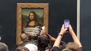 Ακτιβιστής πέταξε τούρτα  στον πίνακα της  Μόνα Λίζα στο Λούβρο