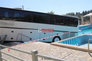 Λεωφορείο έπεσε <br> μέσα σε πισίνα <br> ξενοδοχείου (εικόνα)