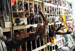 Κορωνοιός <br> Απελευθερώνονται <br> φυλακισμένοι από χώρες