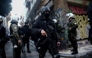 Η αστυνομία εκκενώνει <br> κτίριο υπό κατάληψη <br> στα Εξάρχεια