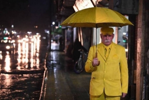 Ο άνθρωπος που επί <br> 35 χρόνια φοράει μόνο <br> κίτρινα ρούχα! (εικόνες)