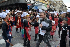 Γιαούρτωσαν τον Φερεντίνο <br> ενώ παρουσίαζε το <br> Καλαματιανό καρναβάλι