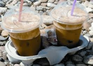 Οι Έλληνες θέλουν <br> 300 εκ. πλαστικά <br> ποτήρια για καφέ!