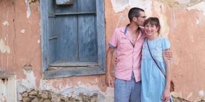 Ζευγάρι 30χρονων Άγγλων <br> ζει οικολογικά στην <br> Κρήτη με ελάχιστα χρήματα