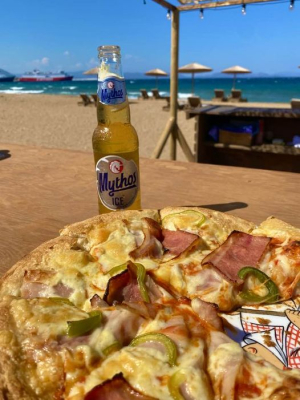Ραφήνα Πίτσα και  παγωμένη μπίρα στο  Ocean beach bar
