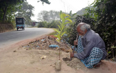 60χρονος φυτεύει ένα <br> δέντρο κάθε ημέρα εδώ <br> και 48 χρόνια (εικόνες)