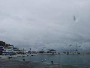 Το λιμάνι <br> πίσω από τις σταγόνες <br> της βροχής (εικόνα)