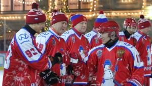 Γκολ και τσάι για <br> τον Πούτιν στον αγώνα <br> χόκευ επί πάγου