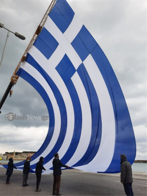 Ελληνική σημαία  ''γίγαντας'' υψώθηκε  με γερανό! (εικόνα)