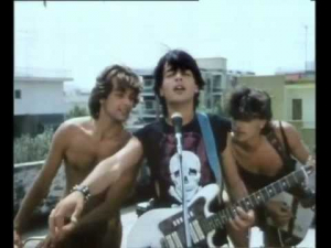 1983 Το θρυλικό  τραγούδι στην ταινία  ''καμικάζι αγάπη μου'' (video)