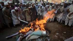 Όχλος στο Μπαγκλαντές <br> λιντσάρισε κι έκαψε <br> άνδρα για το κοράνι