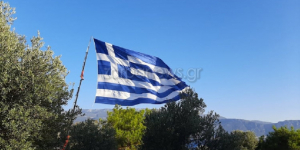 Κρητικός ύψωσε τη <br> μεγαλύτερη Ελληνική <br> σημαία στο Καστελόριζο