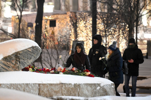 Συγκινητικές εκδηλώσεις <br> μνήμης για τον <br> Ναβάλνι στη Ρωσία