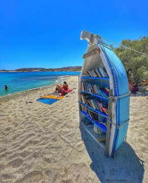 Η όμορφη Ελλάδα <br> Η βιβλιοθήκη βάρκα <br> στην παραλία Πράσα