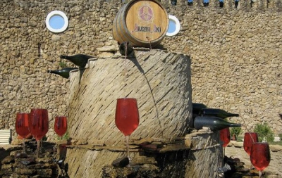 Το συντριβάνι που <br> ρέει...κρασί αντί <br> για νερό! (εικόνες)