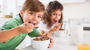 Προσοχή στα σνακ <br> που τρώνε τα παιδιά <br> μεταξύ του φαγητού