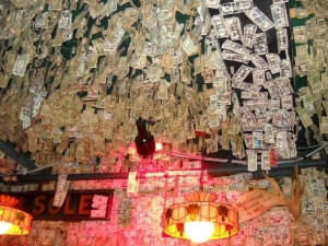 Η μπυραρία με διακόσμηση <br> χαρτονομίσματα 1.000.000 <br> δολάρια (εικόνες)