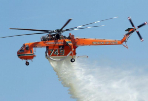 Σε εξέλιξη φωτιά στην  Παλλήνη Ρίψεις από  δύο ελικόπτερα