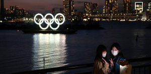 Πήγε να σβήσει την <br> Ολυμπιακή Φλόγα με <br> νεροπίστολο! (video)