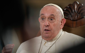 Ο Πάπας Φραγκίσκος  καθαίρεσε με καθυστέρηση  παιδεραστή επίσκοπο