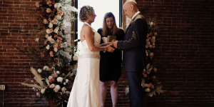 Παγκόσμια συγκίνηση 56χρονος <br> με Αλτσχάιμερ ξαναζήτησε <br> σε γάμο τη γυναίκα του