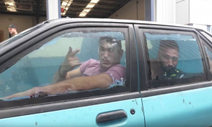 Γέμισαν το αυτοκίνητο <br> με νερό και το <br> οδήγησαν (video)