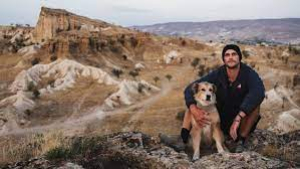 Περπάτησε όλο τον <br> κόσμο σε 7 χρόνια <br> με το σκυλί του!