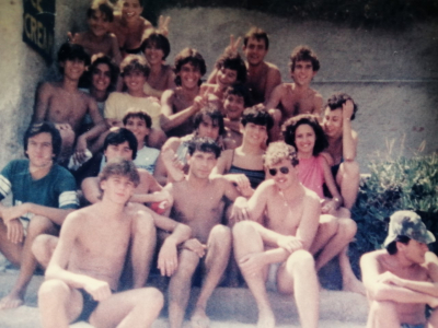 Κόκκινο Λιμανάκι <br> 1986 Παλιοπαρέα <br> στην παραλία