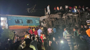 Σύγκρουση τραίνων <br> στην Ινδία με 300 νεκρούς <br> και 900 τραυματίες!