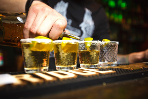 Θεσσαλονίκη Ουρές  σε υπαίθριο μπαρ για  να πάρουν ένα ποτό