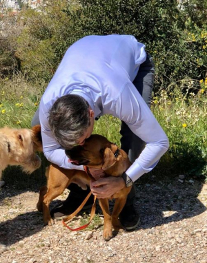 Ο πρωθυπουργός <br> υιοθετεί αδέσποτο σκυλί <br> στο Μέγαρο Μαξίμου