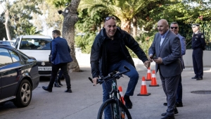 Βουλευτής της Ν.Δ. <br> πήγε στη συνεδρίαση <br> με ποδήλατο! (εικόνα)