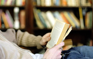 Οι χίλιες ζωές <br> ενός ανθρώπου που <br> διαβάζει βιβλία...