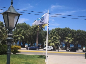 Σημαία και νέο <br> λογότυπο έξω <br> από το δημαρχείο