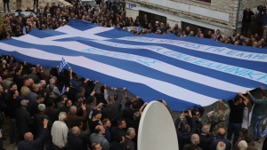 Η Αλβανία θέλει <br> να κατάσχει την <br> ελληνική σημαία