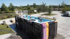 Γάλλος μετέτρεψε σε <br> πισίνα τουμπαρισμένο <br> λεωφορείο (εικόνα)