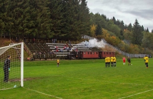 Απίστευτο! Τραίνο περνάει <br> μέσα από γήπεδο <br> ποδοσφαίρου (εικόνες)